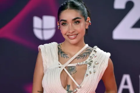 María Becerra sorprendió con un impactante vestido en los Latin Grammy 2023: algodón, escote y aberturas María Becerra cantará en el show de Año Nuevo en Times Square: dónde verlo.