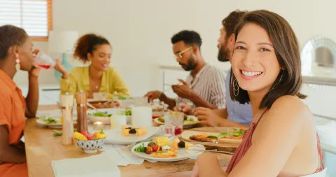 La mesa de la amistad: en qué consiste esta tradición que los psicólogos dicen que regala felicidad La mesa de la amistad: ¿cómo nos impacta en la salud mental?