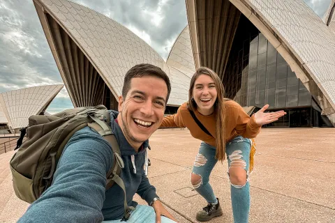 Son argentinos, viajaron en pareja por más de 50 países y hoy dan consejos para emigrar a Australia Lea y Ailu son una pareja argentina. Leo es contador y Ailu es diseñadora gráfica, pero hoy trabajan en otras áreas y son generadores de contenido en las redes.