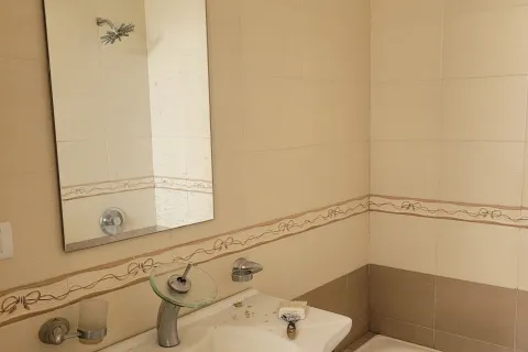 De un baño básico y sin gracia, a uno moderno y luminoso que te va a encantar El baño antes de la remodelación.