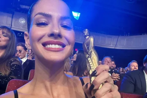 La China Suárez impactó con un look con transparencias en la red carpet de los Martín Fierro Latino Miami La China Suárez impactó con un look con transparencias en la red carpet de los Martín Fierro Latino