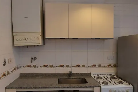 Una cocina oscura y sin inda, antes de ser remodelada.