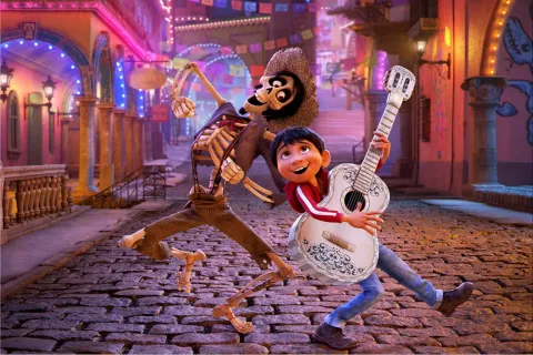 Día de Muertos: 5 películas ideales para ver en esta festividad Coco estrenó en el 2017 y es una de las películas sobre el Día de los Muertos más famosas.