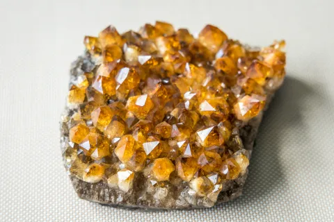 Cuarzo ahumado: así podés bajar la ansiedad y la incertidumbre con la ayuda de piedras naturales Cuarzo ahumado: cómo podés usar las piedras naturales para neutralizar la ansiedad.
