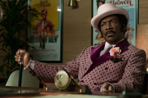 Netflix: las 5 mejores películas ocultas que deberías descubrir antes de que desaparezcan Eddie Murphy interpreta al 'padrino del rap' en Mi nombre es Dolemite.