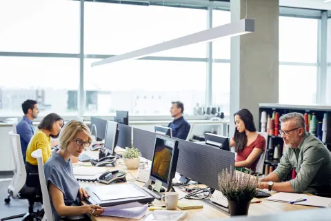 ¿Qué significa privatizar una empresa? El concepto de “privatizar” es un proceso mediante el cual el control y la propiedad de empresas estatales son transferidos a manos privadas