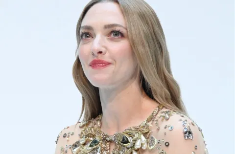 Amanda Seyfried y su alucinante vestido transparente de alta costura en Shanghai Amanda Seyfried sorprende con su vestido transparente en Shanghai.