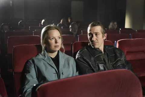 Estrenó hoy en los cines argentinos y relata el romance poco convencional de dos almas solitarias Hojas de otoño, un romance muy diferente.