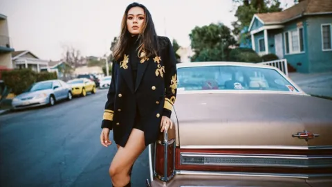 Es de Mendoza, estudió en Los Ángeles y ahora lidera una banda pop indie que no deja de crecer Francesca Roggerone es una cantante mendocina que estudió en Los Ángeles y se posiciona con su banda de pop indie.