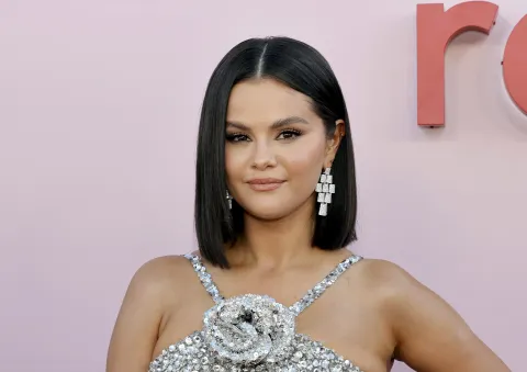 Labios aesthetic: 5 colores para conseguirlo y seguir el estilo de Selena Gómez 5 colores de labial para conseguir un look aesthetic.