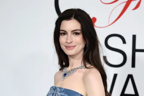 Anne Hathaway impacta con su look full denim y se suma a una de las tendencias más fuertes de la temporada Anne Hathaway eligió un look full denim para su última alfombra roja.