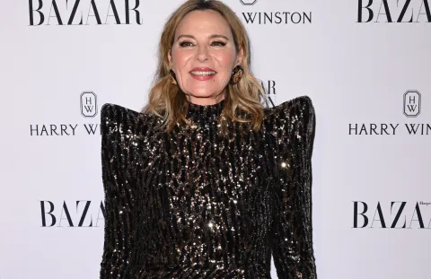El increíble look de Kim Cattrall con un minivestido de lentejuelas El minivestido de lentejuelas de Kim Cattrall.