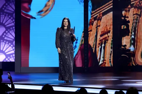 Latin Grammy: de María Becerra a Laura Pausini, estos fueron los mejores looks de la gala PerYear 2023 Laura Pausini fue reconocida con el premio "Persona del año" en los Latin Grammy.