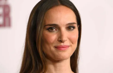 Natalie Portman hizo un guiño a su icónico papel en El Cisne Negro y lució un increíble vestido El increíble look de Natalie Portman que recordó a El Cisne Negro.