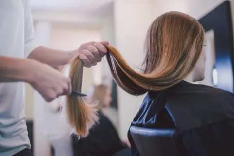 El estilo lucero vuelve a ser tendencia: cómo es el corte de pelo que fue furor en los 90 Cómo es el corte de pelo lucero, que fue tendencia en los 90 y ahora vuelve.