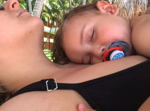 Karen Barg, se pregunta: ¿por qué nos cuesta tanto pedir ayuda? Karen Barg junto a su hijo Toto, de bebé.