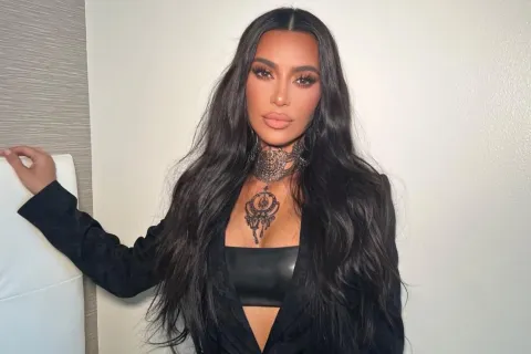 Corpiños con pezones falsos, la creación de Kim Kardashian y el marketing que no podemos aceptar Kim Kardashian generó polémica en las redes por un desafortunado comentario