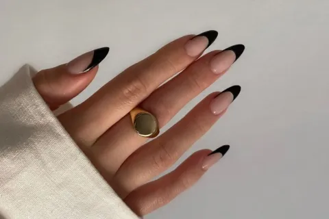 Francesitas black: la tendencia que renueva el clásico nail art Las francesitas están de moda y muchas influencers se animan a hacerlas en tonos oscuros.