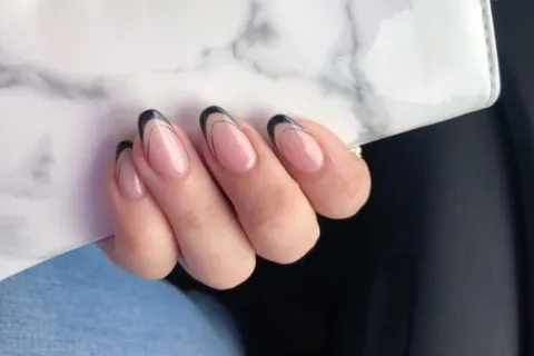 Cómo es la doble francesita: el diseño que renueva el clásico nail art Cómo es el diseño de la doble francesita: ideas para que te inspires.