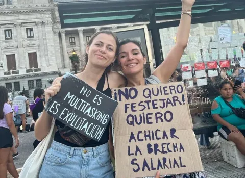 25N: la violencia económica también es violencia contra las mujeres El reclamo para achicar la brecha salarial siempre se hace notar en las marchas feministas.