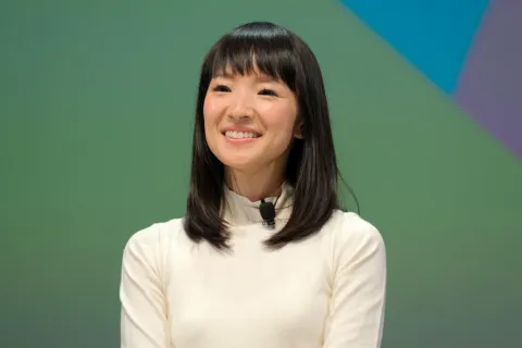 El método de Marie Kondo para ordenar tu escritorio: 4 claves infalibles que te darán felicidad Marie Kondo y su método para ordenar el espacio laboral.