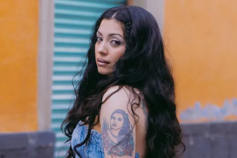 Mon Laferte lanzó su disco Autopoiética: “Nadie se muere de amor, digo a mis 40" Mon Laferte, en la grabación del videoclip de No+Sad, una de las canciones de Autopoiética.