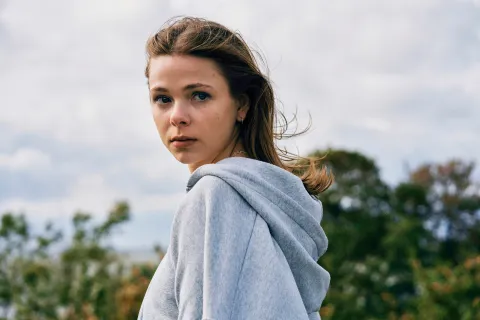 Acaban de estrenar en Netflix y son 5 de las mejores series que vas a encontrar en su catálogo Una familia normal ya está disponible en Netflix.