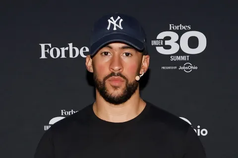 Bad Bunny lanzó su nueva canción, Baticano, disfrazado de vampiro Bad Bunny: con su terrorífico disfraz de Halloween lanzó Baticano, su nueva canción.