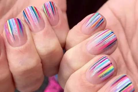Así son las uñas serpentinas, el nail art que es tendencia esta temporada Nail art serpentina.