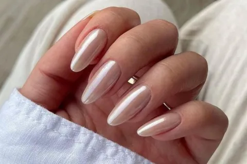 Uñas cromadas: así es la última tendencia en manicura para este verano 2024 Uñas cromadas: así es la última tendencia para este verano 2024.