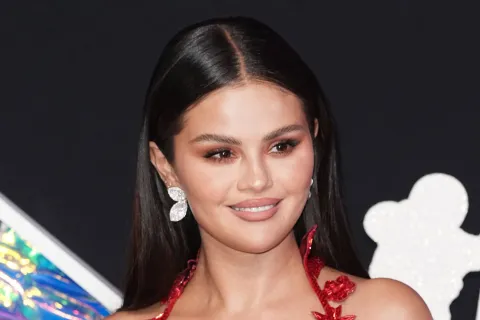 Selena Gómez conquistó las calles de París luciendo los no pants, la última tendencia en moda Selena Gómez conquistó las calles de París luciendo los no pants, la última tendencia en moda.