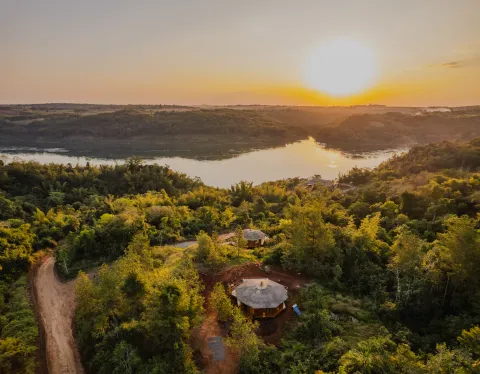 Hoteles all inclusive en Argentina: estos son los 6 hospedajes para descansar en vacaciones sin pensar en nada Pristine Camps, en el medio de la selva misionera, es un complejo nuevo en Puerto Iguazú con cabañas de lujo en la naturaleza.