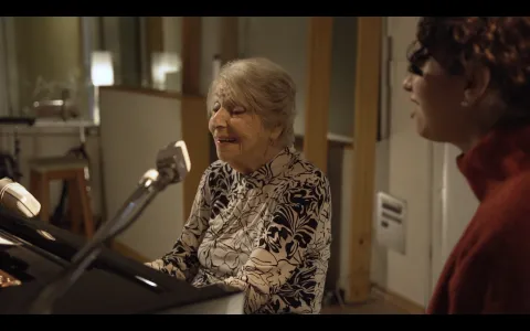 Tiene 92 años, es pianista y debuta con una canción inspirada en su gran amor A sus 92 años, la pianista Regina Glazer debuta con su primer trabajo de estudio, "Luz de amor".