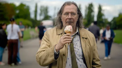 Desde The Crown hasta Slow Horses: 10 producciones británicas que estrenan en noviembre Gary Oldman en una de las series inglesas que llegan en noviembre.