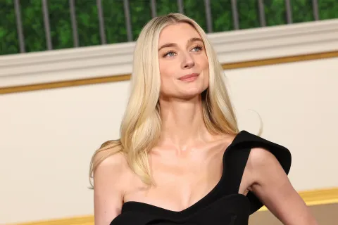 Elizabeth Debicki y el homenaje a un icónico vestido de Lady Di en la premiere de The Crown El look de Elizabeth Debicki en la premiere de la temporada final de The Crown.