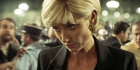 The Crown se despide de Netflix: 6 polémicos hechos que veremos en su última temporada Elizabeth Debicki como Lady Di en la temporada final de The Crown.