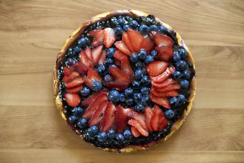 Torta de frutos rojos y yogurt: dulce, rica y saludable Torta de frutos rojos y yogurt.