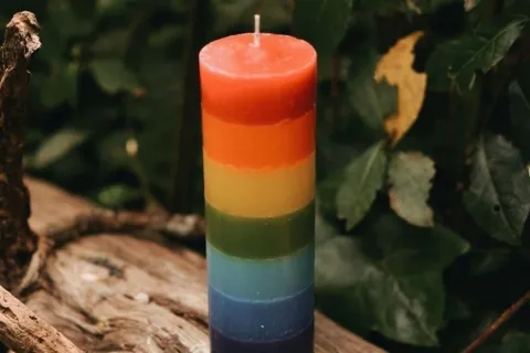 Vela de los 7 colores: qué significa y cómo usarla en un ritual Vela de los 7 colores: cómo usarla para conectar con los ángeles.