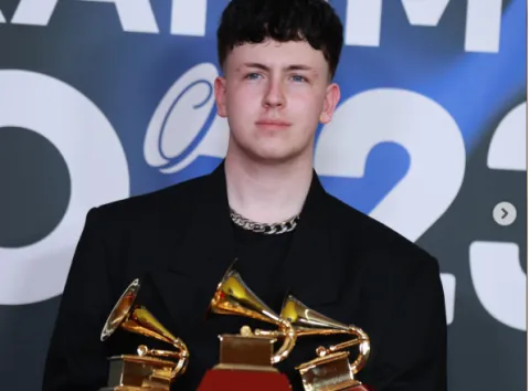 Quién es Zecca, el ganador argentino más joven de la historia de los Grammy Latinos Zecca, el ganador argentino más joven de la historia.