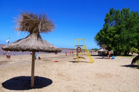 Día del Turismo: a 1 hora de CABA, esta playa de arena blanca es el destino ideal para una escapada Punto Indio está a tan solo 1 hora y media de CABA: