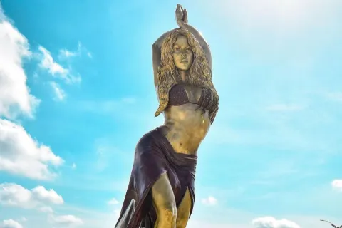 Inauguraron la estatua en honor a Shakira: el tierno mensaje de Bizarrap para felicitarla La gigante estatua en honor a Shakira que se inauguró en Barranquilla.