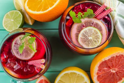 Calcular la bebida para la cena de fin de año: qué tener en cuenta para que no falte Consejos para calcular la bebida para las fiestas.