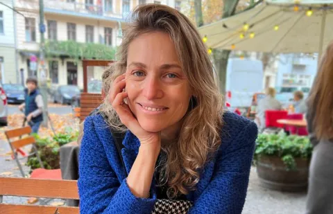 Es periodista y encontró en la escritura la herramienta para hablar sobre los trastornos de ansiedad Valeria Sol Groisman, la periodista y escritora que sorprendió con Barullo, la novela que habla sobre los trastornos de ansiedad.