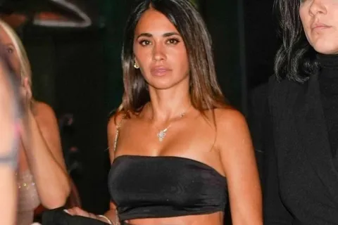 Antonela Roccuzzo apostó por un look extremadamente sexy para disfrutar de la noche de Miami La influencer rosarina se robó todas las miradas con el look elegido para salir por Miami.