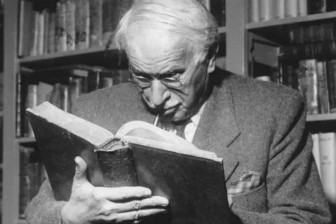 Las mejores 5 frases de Carl Jung sobre la vida y el autoconocimiento Carl Jung, un psicólogo que nos puede ayudar en nuestra vida.