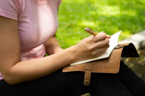 Este es el ritual del portal 12/12 recomendado por una popular influencer Escribir 12 cosas que quieras manifestar en tu 2024.