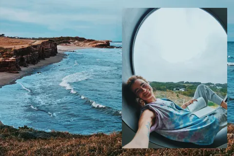 Es fotógrafa e influencer y ambientó una casa de playa modular en Chapadmalal en clave surfer La fotógrafa Coni Dietrich en el ventanal circular con vista al mar de su casa.