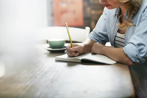 Escribir para volcar las emociones nos puede ayudar a descansar mejor.