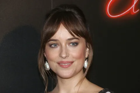 Dakota Johnson revela cuántas horas duerme para bajar el estrés Dakota Johnson revela cuántas horas duerme para bajar el estrés.