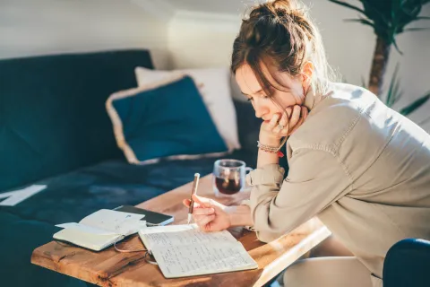 Los 5 hábitos que tienen las personas que constantemente aprenden cosas nuevas 5 hábitos de las personas que quieren todo aprender.